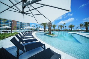 6 piscines extérieures, cabanas gratuites, chaises longues
