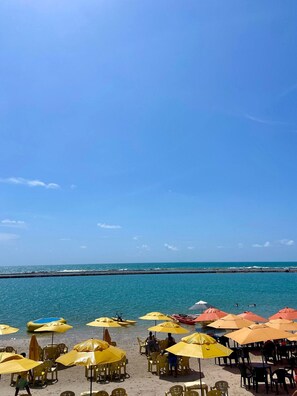 Doppia Luxury, balcone, vista mare parziale | Spiaggia | Sulla spiaggia, sabbia bianca, cabine da spiaggia gratuite