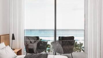 Quarto casal superluxo, sacada, vista parcial para o mar | Cofres nos quartos, escrivaninha, Wi-Fi de cortesia