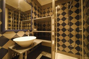 Dusche, Haartrockner, Shampoo, Toilettenpapier