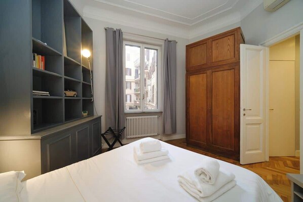 2 chambres, bureau, fer et planche à repasser, lit de bébé portatif
