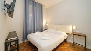 2 soverom, skrivebord, strykejern/-brett og reiseseng for barn