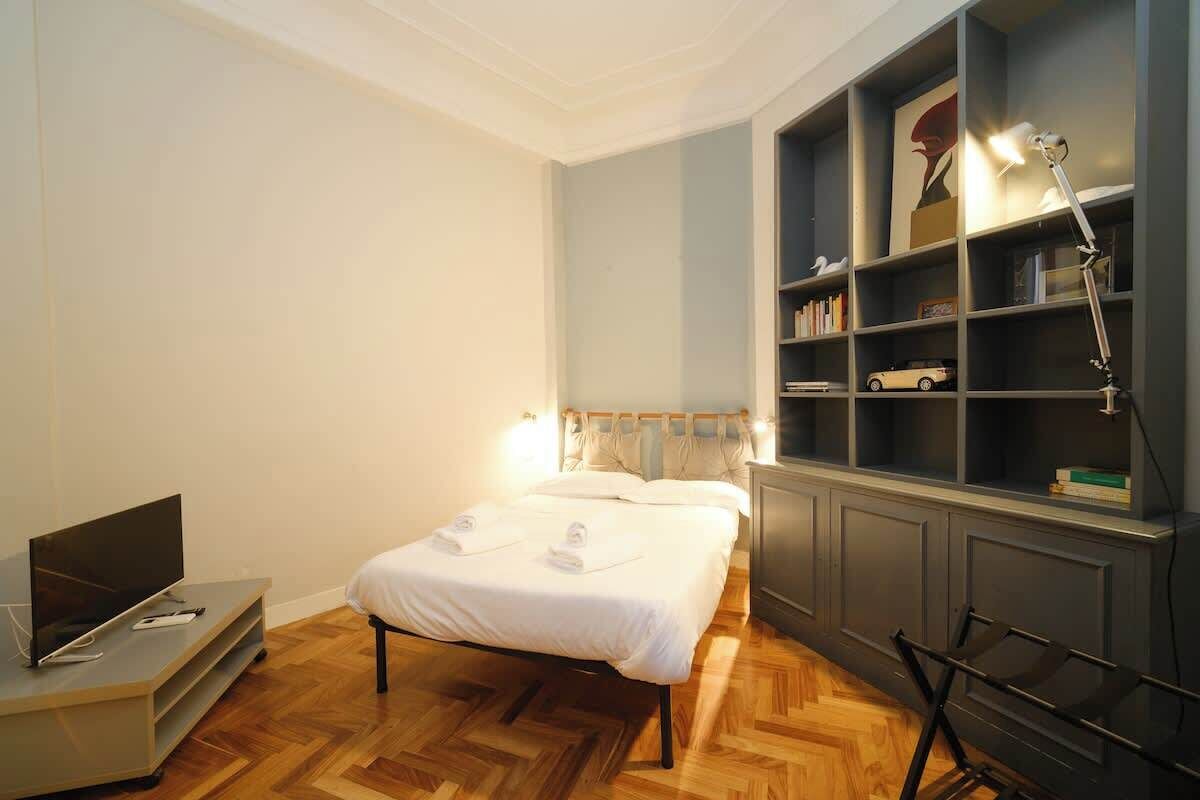 2 habitaciones, escritorio y tabla de planchar con plancha 