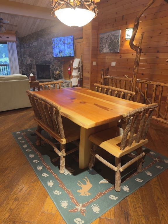 Walk To The Lifts! Designer Chalet, Mountain Views, Fireplace & Resort Amenities - Big Bear Lake, CA