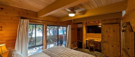 2 bedrooms, desk, WiFi, bed sheets