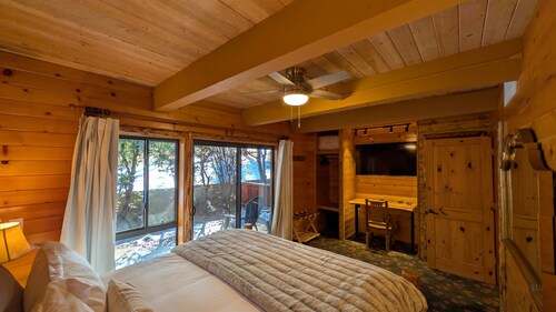 Walk to the Lifts! Designer Chalet, Mountain Views, Fireplace & Resort Amenities