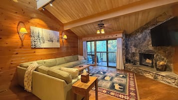 TV connectée, cheminée, baby-foot, livres