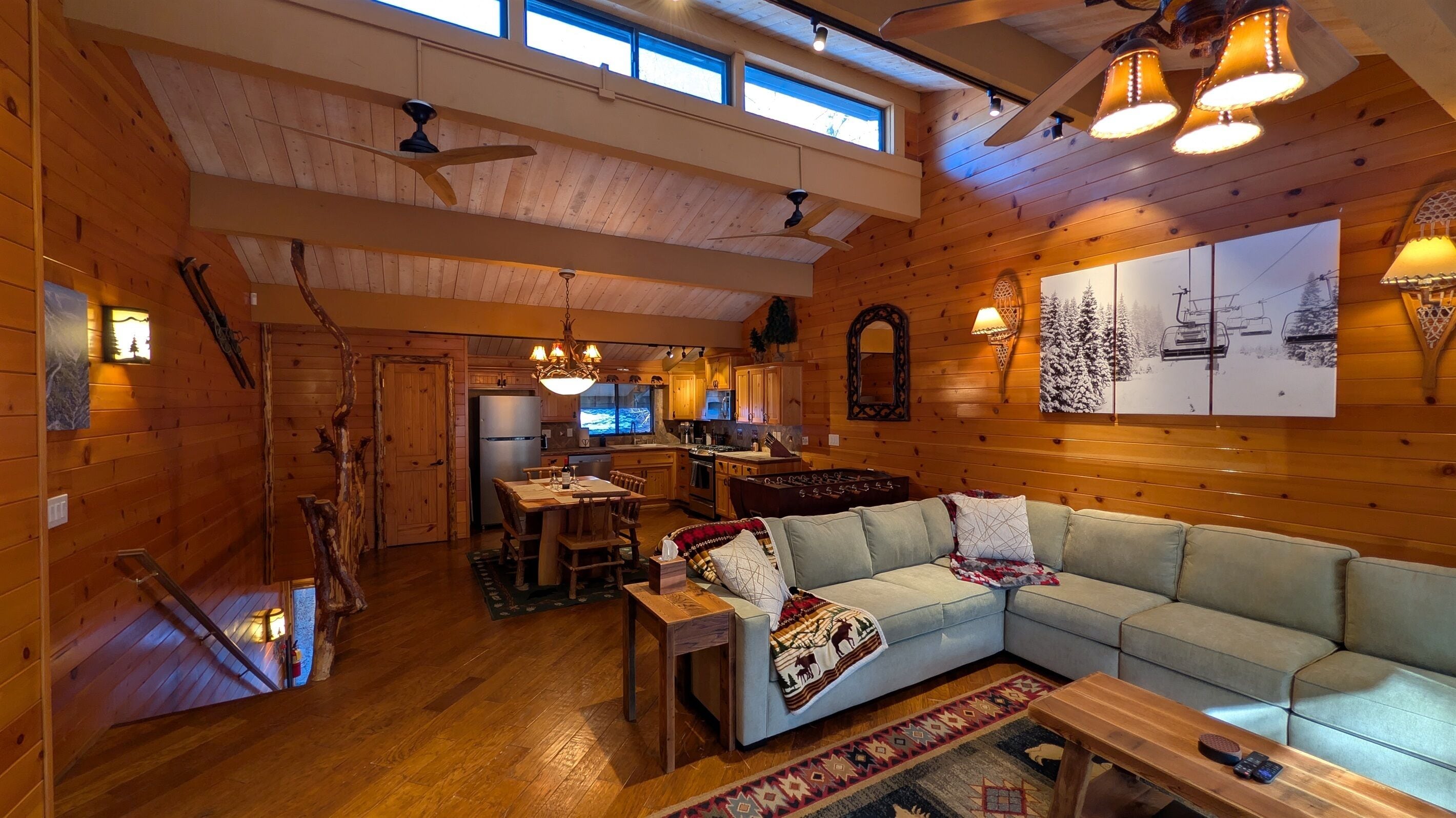 TV connectée, cheminée, baby-foot, livres