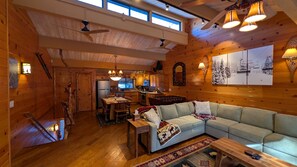 TV connectée, cheminée, baby-foot, livres