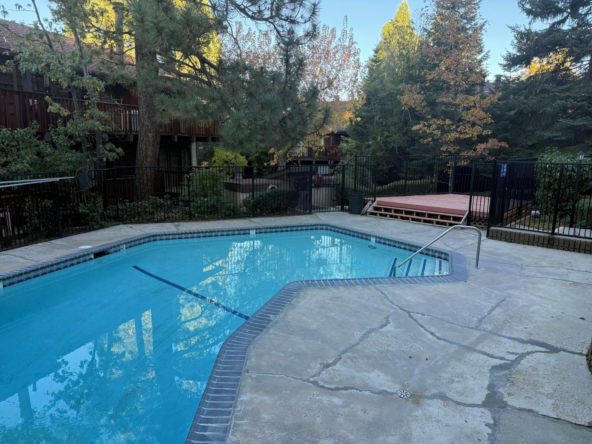 Lämmitetty uima-allas