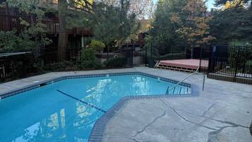 Lämmitetty uima-allas