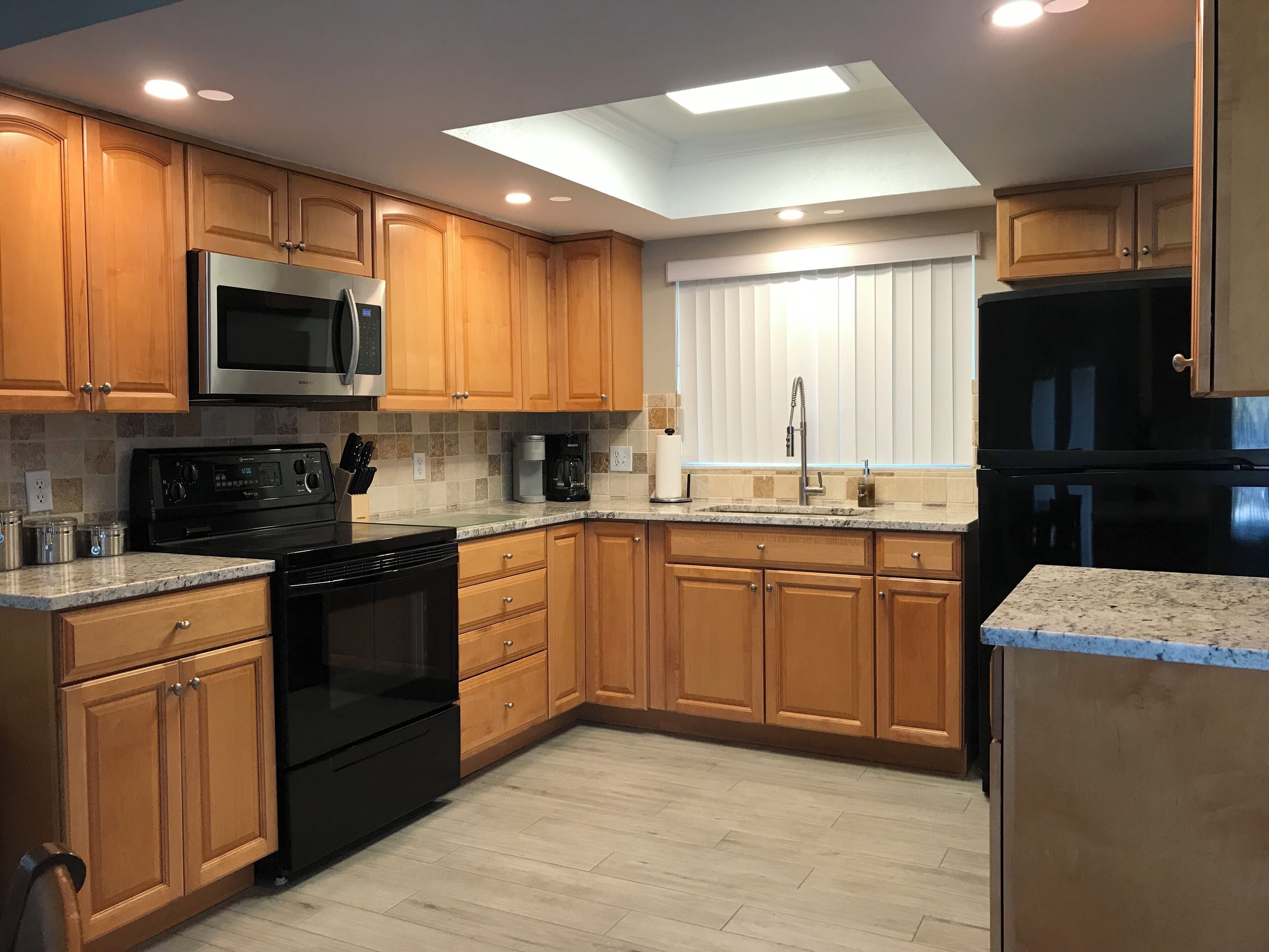 Microondas, horno y placa de cocina