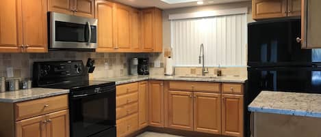 Microondas, horno y placa de cocina