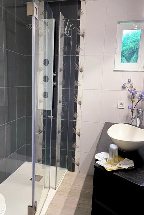 Dusj, hårføner, håndklær og såpe