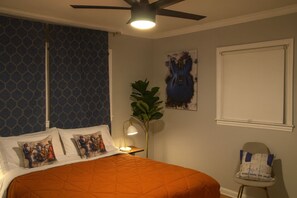 مكواة/لوح كي وخدمة الإنترنت وملاءات أسرّة