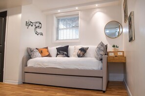 5 bedrooms, iron/ironing board, internet, bed sheets - ATL_MUSIC Camp - Keys, Beats and Sheets! (atlanta)