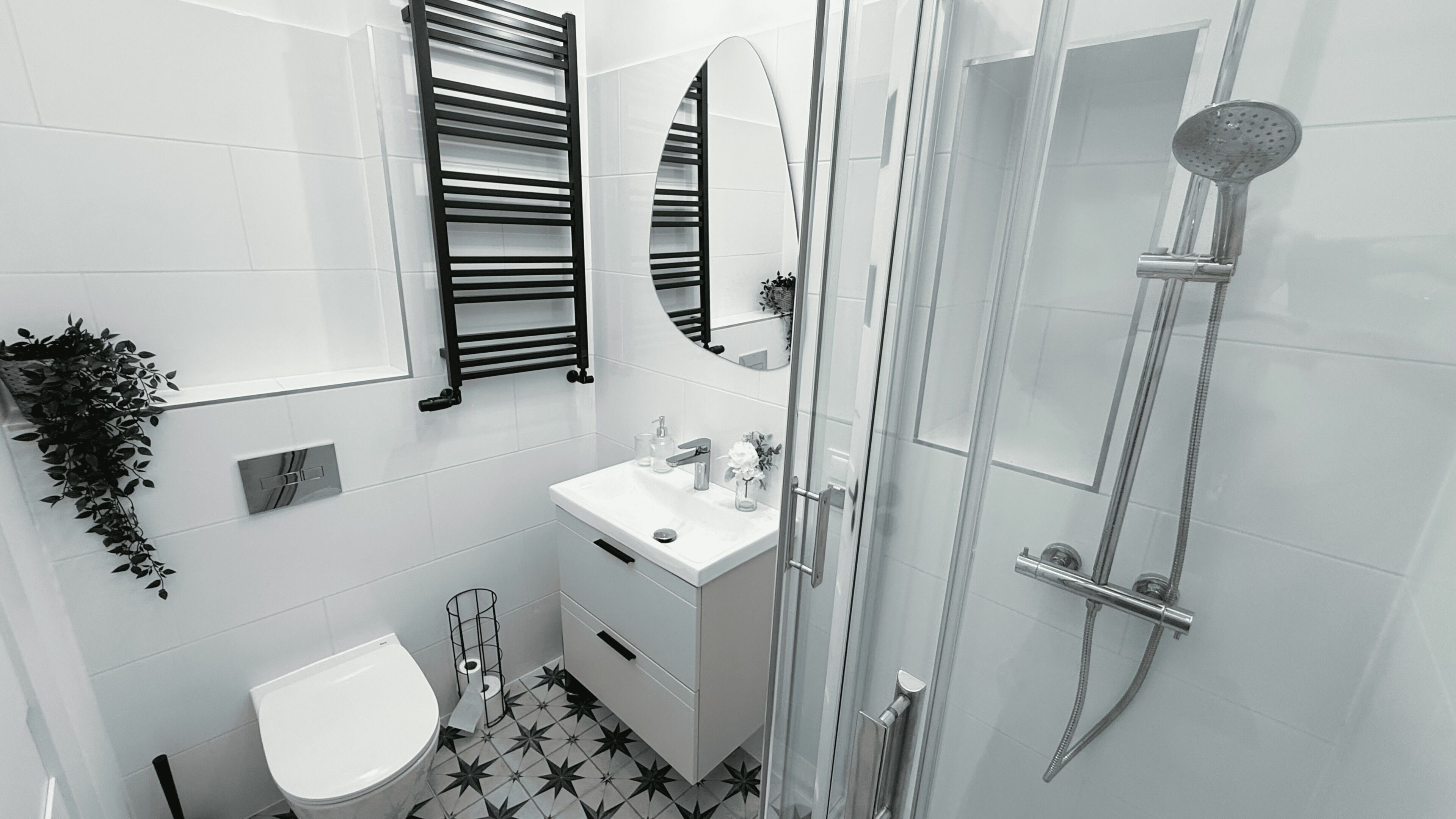 Une salle de bain moderne équipée de toilettes, d’un lavabo et d’une douche.