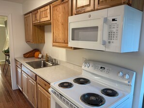 ثلاجة، ميكروويف، فرن، موقد طهي مسطح