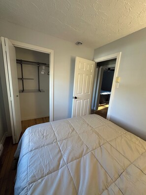 4 عدّة غرف نوم ومكواة/لوح كي وواي فاي وملاءات أسرّة