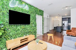 Een televisie en een open haard