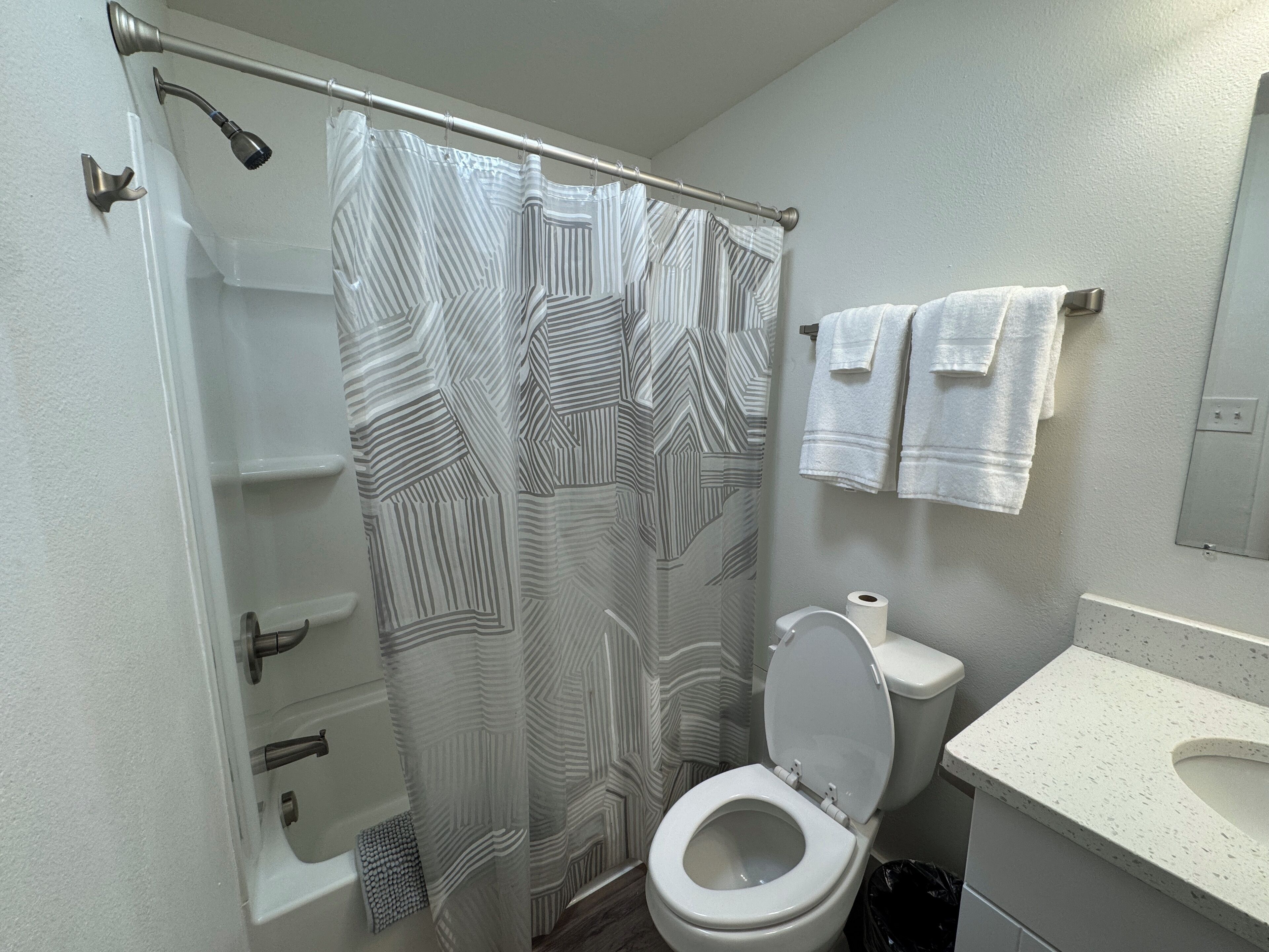 Serviettes fournies, savon, papier toilette