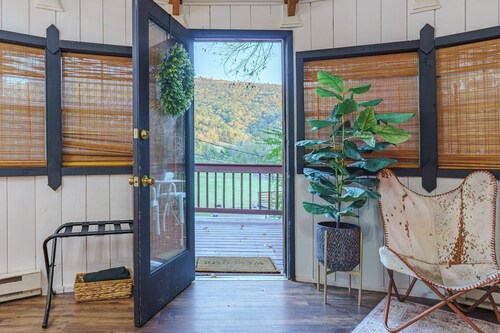 Adventurer Yurt - Landing Zone, Studio. Full Bathroom. Kitchenette. Updated.