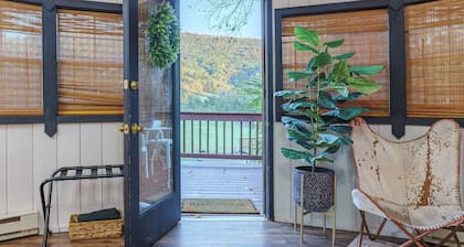 Adventurer Yurt - Landing Zone, Studio. Full Bathroom. Kitchenette. Updated.
