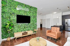 Televisión y chimenea 