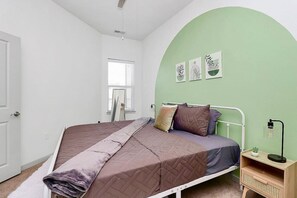 Tabla de planchar con plancha, wifi y ropa de cama 