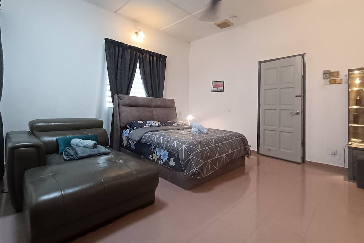 Blackout drapes, iron/ironing board, free WiFi