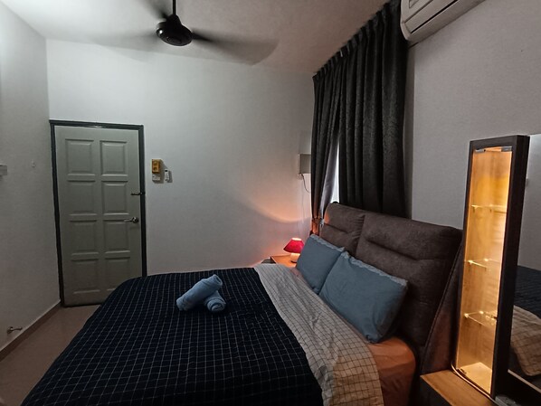 Cortinas blackout, tabla de planchar con plancha y wifi gratis