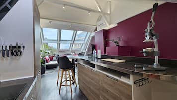 Executive Loft, Private Bathroom, Garden View | Shared kitchen | High chair