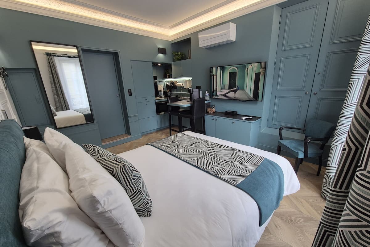 Deluxe Apartment, Patio, City View | In-room safe, blackout drapes, soundproofing, iron/ironing board