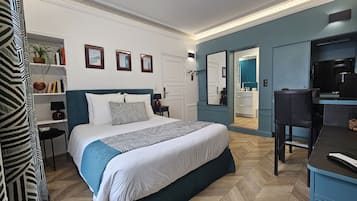 Deluxe tweepersoonskamer, terras, uitzicht op tuin | Een kluis op de kamer, individueel gedecoreerd, individueel gemeubileerd