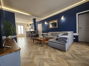 Deluxe Apartment, 2 Bedrooms | Lounge - La Maison V.H., Appartements d'Hôtes (Troyes)