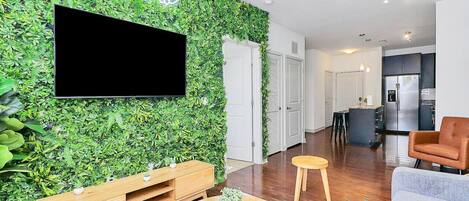 Televisión y chimenea