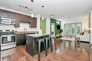 Geladeira, micro-ondas, fogão, cooktop