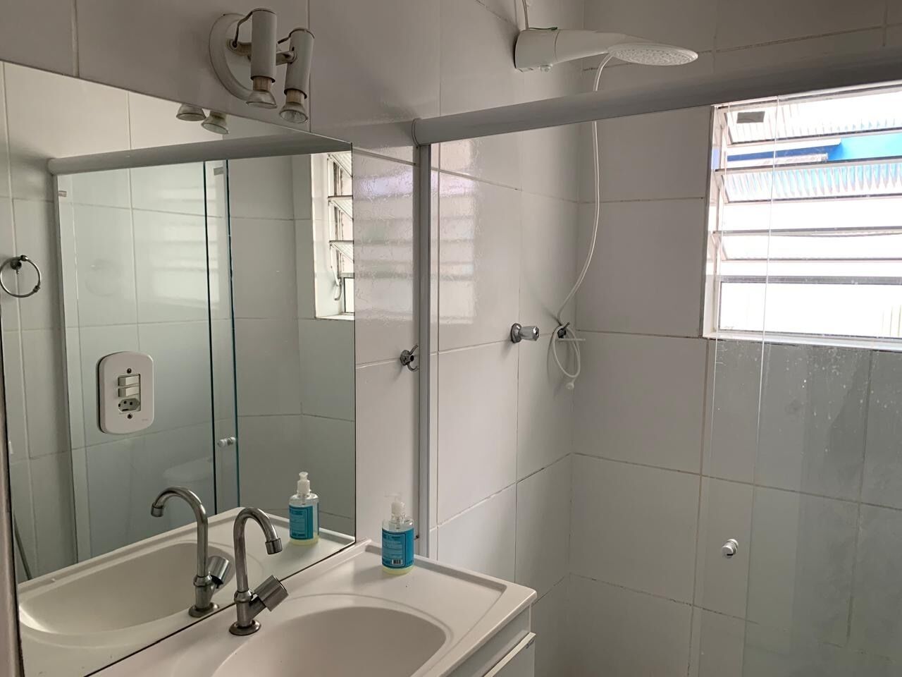 Toalhas de banho, papel higiênico