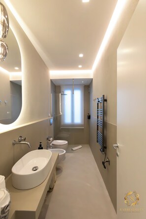 シャワー、ヘアドライヤー、ビデ、タオル