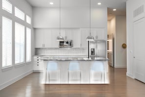 Fridge, microwave, oven, dishwasher - 1-bedroom apartment located close to Downtown Fort Worth, TX (Fort Worth)