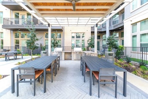 Outdoor dining - 1-bedroom apartment located close to Downtown Fort Worth, TX (Fort Worth)