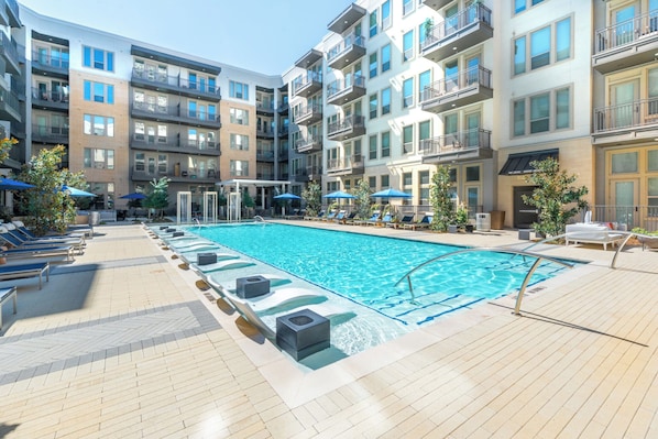 Outdoor pool - 1-bedroom apartment located close to Downtown Fort Worth, TX (Fort Worth)