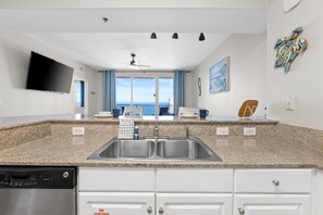 Mikrobølgeovn, ovn, kokeplater og oppvaskmaskin