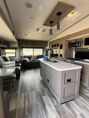 Kjøleskap, mikrobølgeovn, ovn og kokeplater