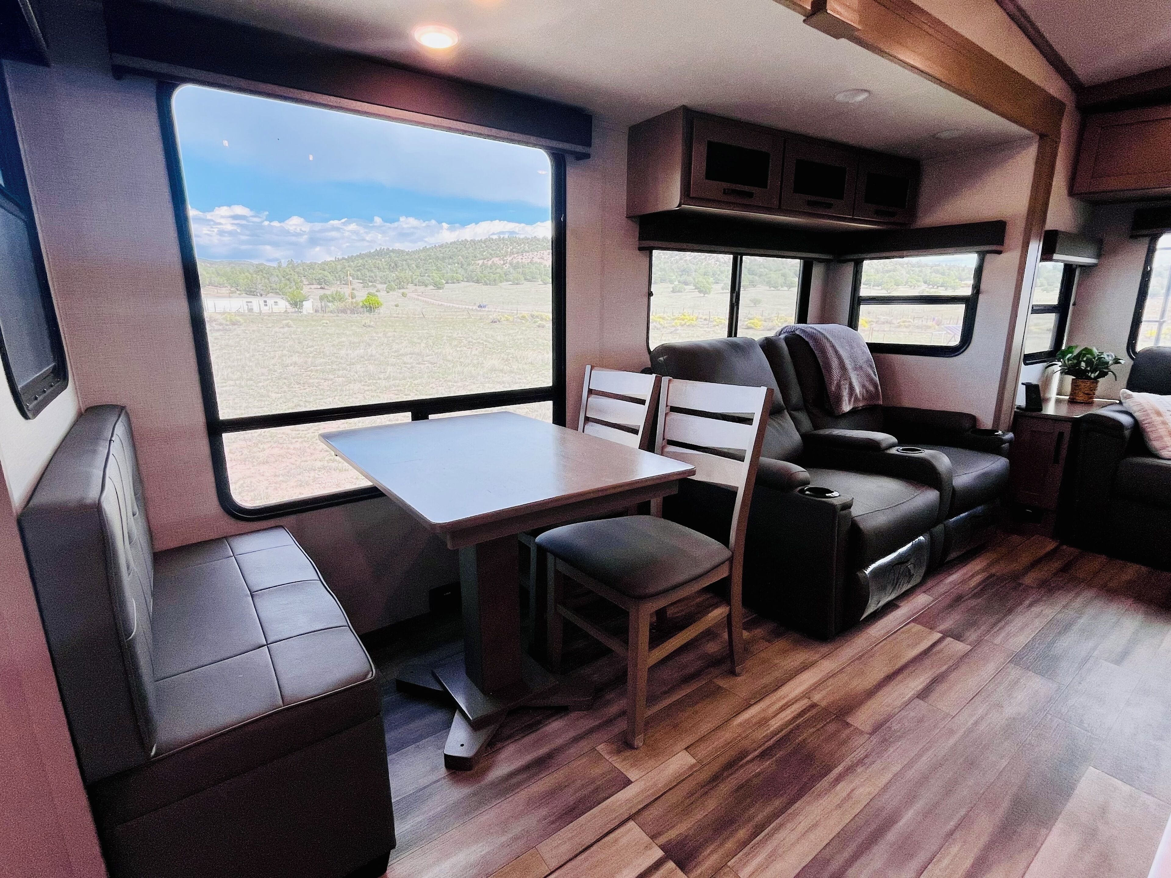 Smart-tv, eldstad, böcker och en stereo