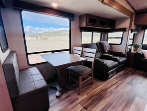 Smart-TV, Kamin, Bücher, Stereoanlage