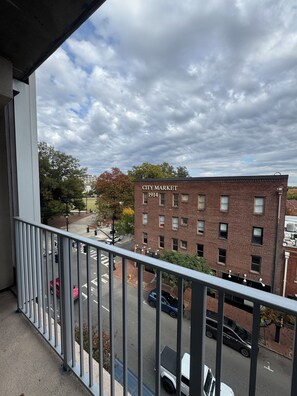Property grounds - 2-bedroom  High Rise condo in the heart of Downtown Raleigh with free parking! (Raleigh)