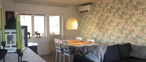 Deluxe-hus - 2 soveværelser - aircondition - søudsigt | Opholdsområde | 80-tommers smart-tv med digitale kanaler