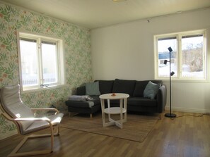 华丽独立别墅, 2 间卧室, 空调, 湖景 | 起居区 | 80-英寸智能电视（配备数码频道）