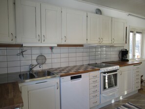 Deluxe House, 2 Bedrooms, Air conditioning, Lake View | Private kitchen | Coffee/tea maker, electric kettle, toaster